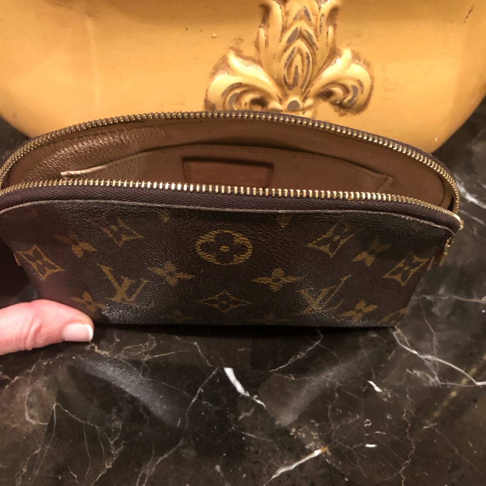 Louis Vuitton cosmetic bag - Picture 2 of 8